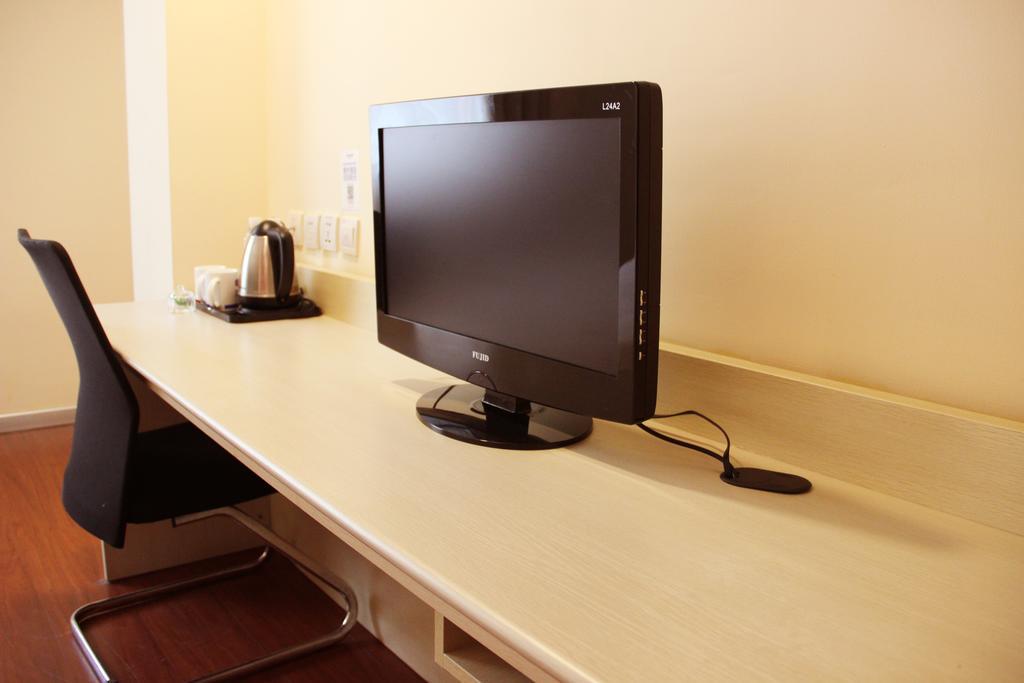 Hotel Hanting South Railway Station Luoxiang Road Branch 2*