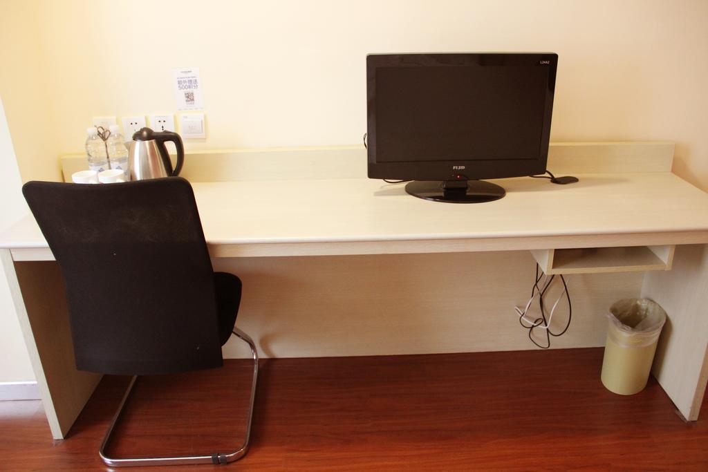 Hotel Hanting South Railway Station Luoxiang Road Branch 2*